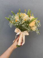 Buquê Rosas amarela e branca + folhagens
