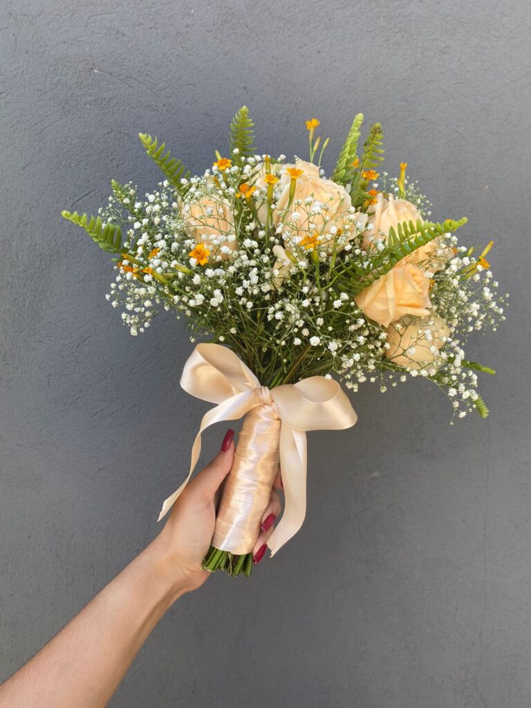 Buquê Rosas amarela e branca + folhagens