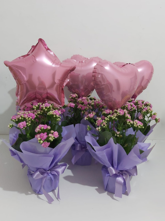 Arranjo lilas com balão