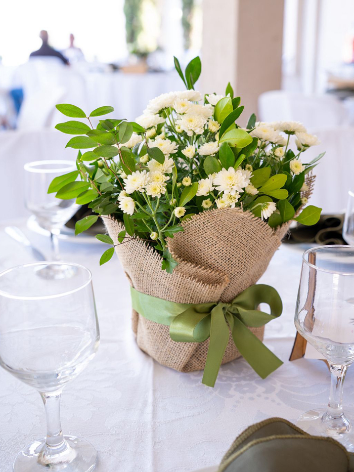 Arranjo para mesa com flores brancas e folhagens 02