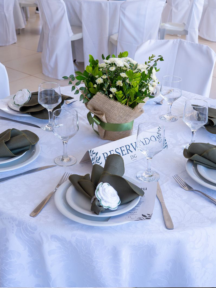 Arranjo para mesa com flores brancas e folhagens 03