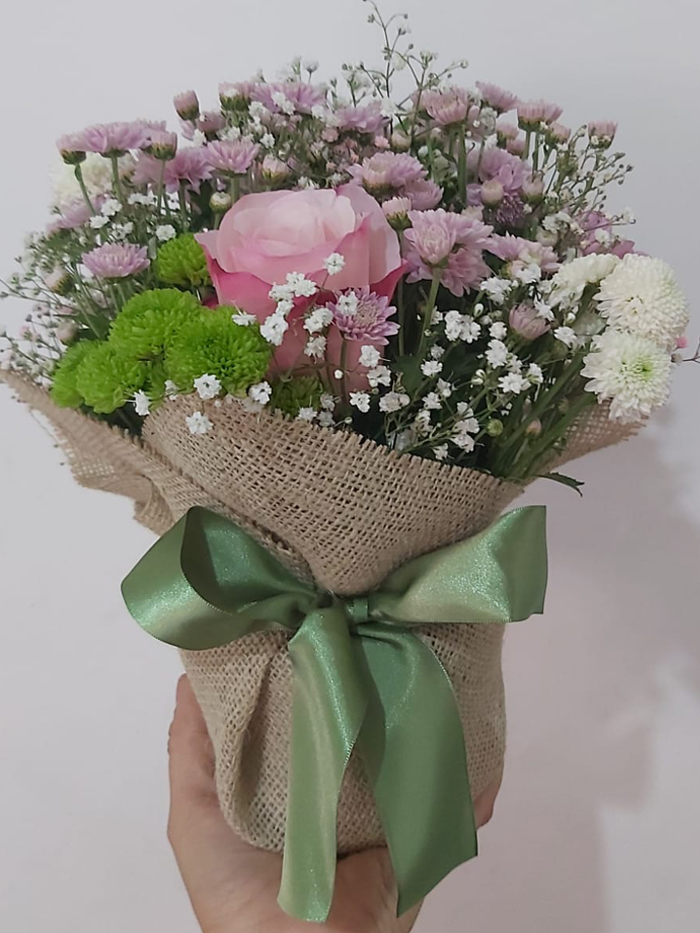 Arranjo para mesa com flores naturais rosa e verde oliva 02
