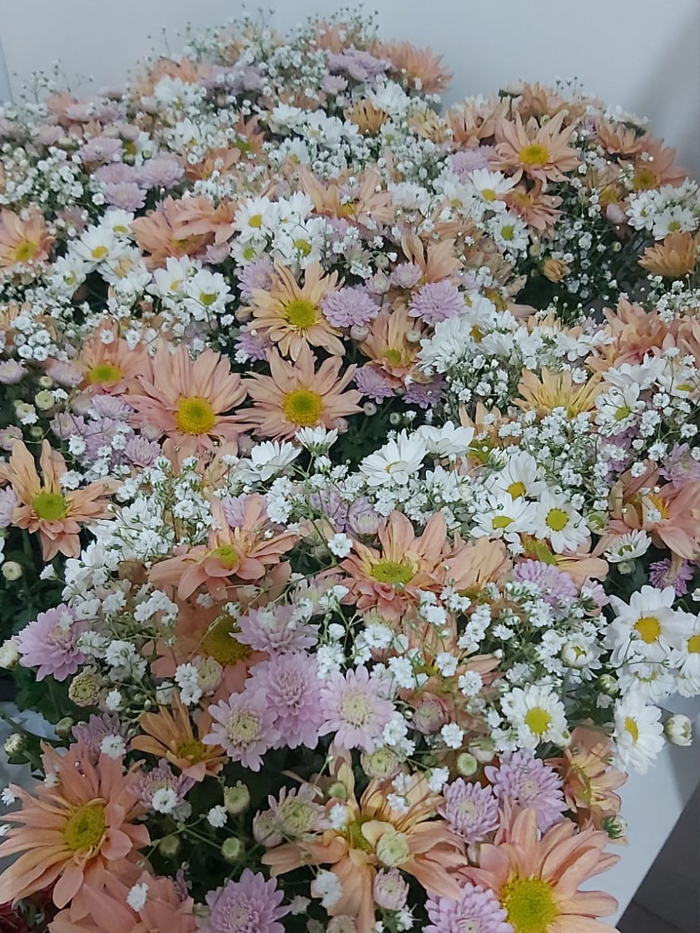 Arranjo para mesa com flores tons pasteis